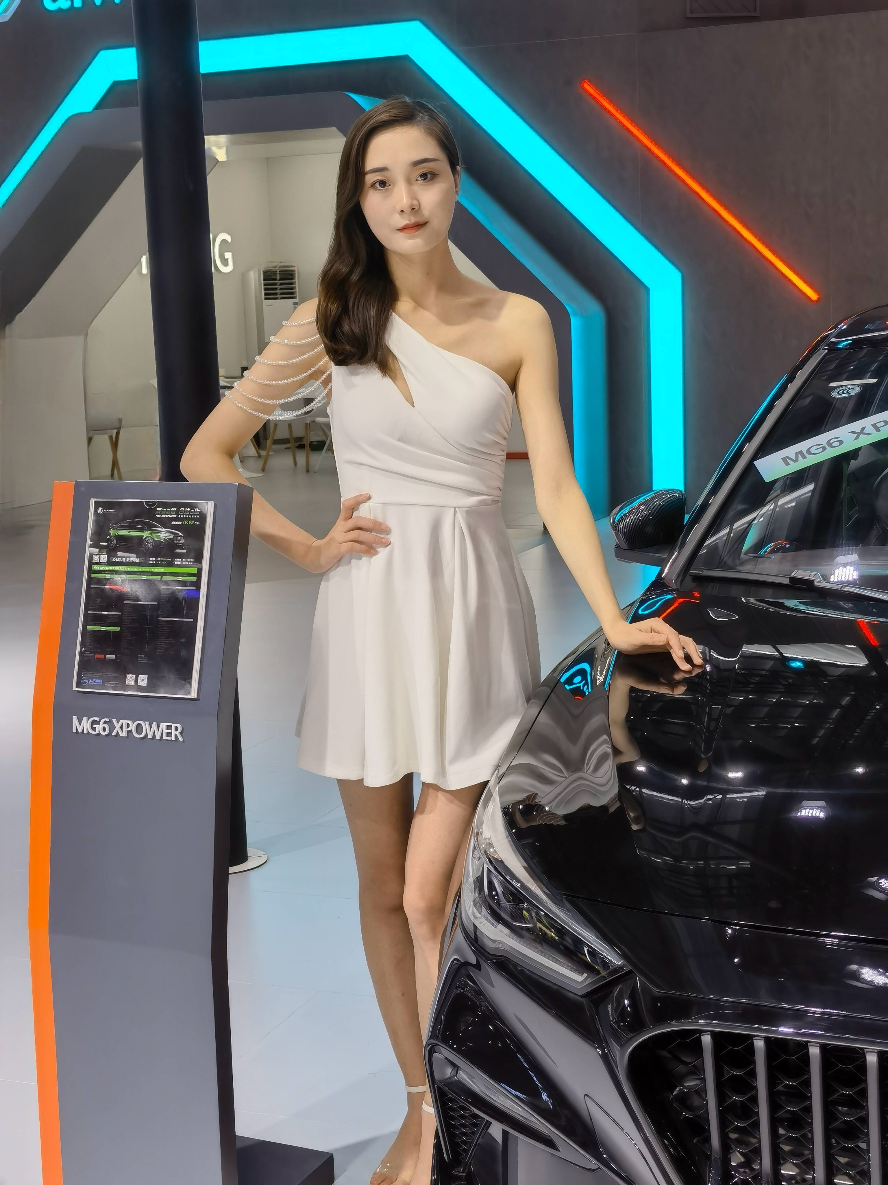 深圳大湾区车展传祺白色连衣裙御姐车模_搜狐汽车_搜狐网
