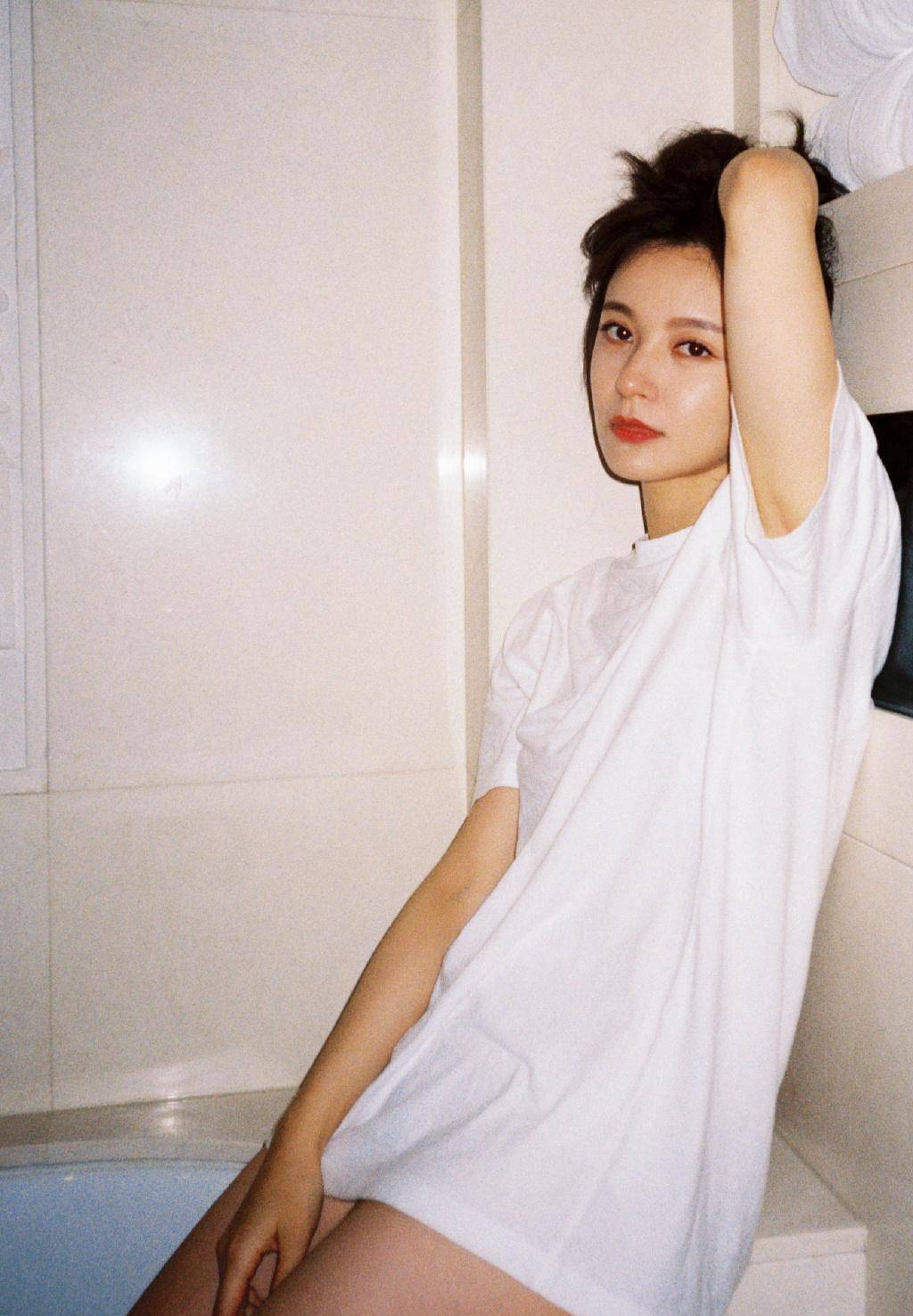 原创施诗这回真的好高调穿常规白t恤玩下衣失踪美腿看得网友心动