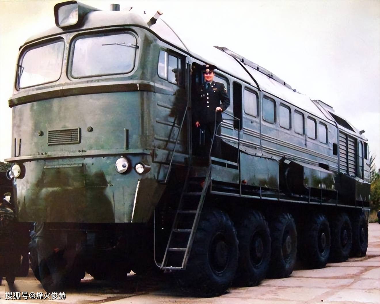 maz-547a的12个轮子都改为了异步电机单独驱动,这样,即便是其他轮子