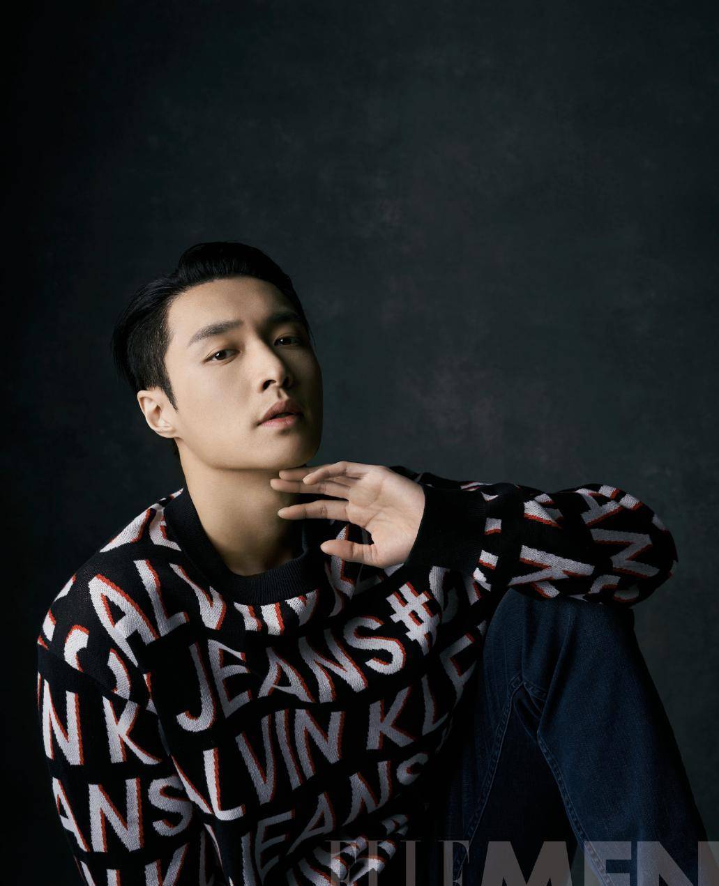 原创张艺兴杂志大片曝光百变穿搭尽显优雅绅士风魅力十足