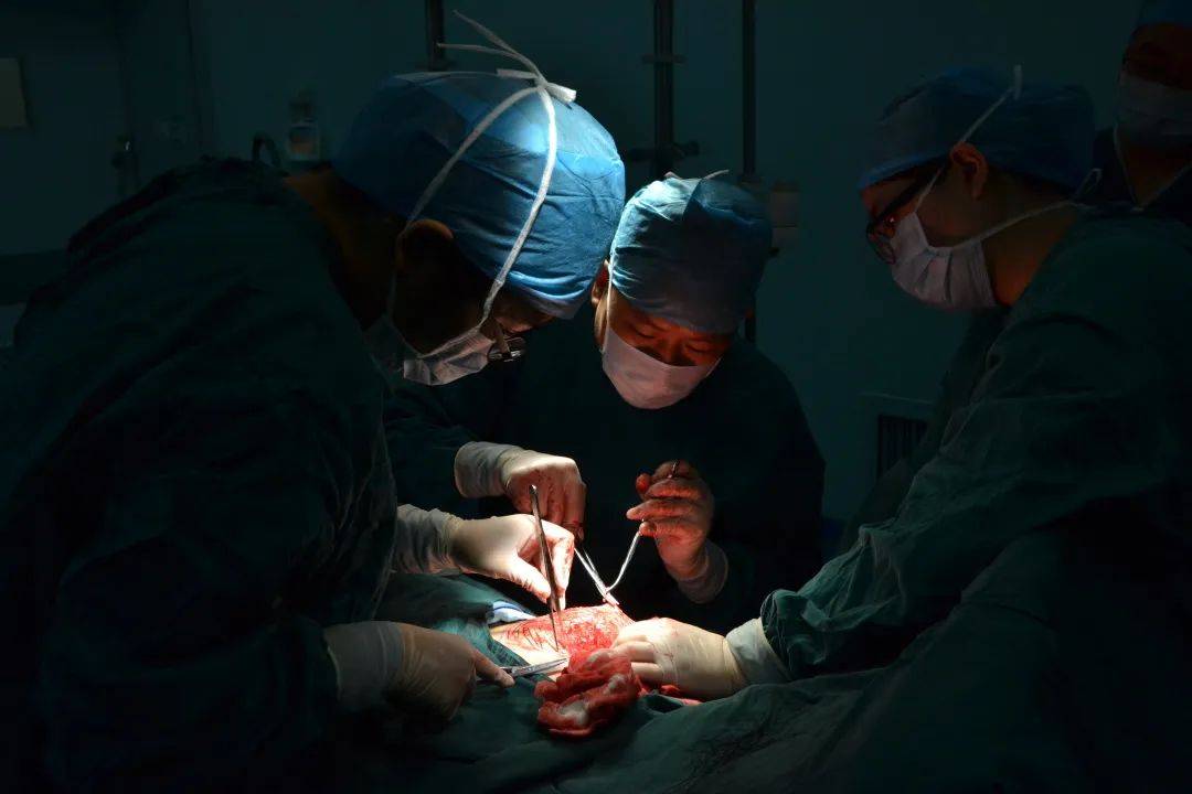 整形保乳术 术中瘤床放疗,让乳腺癌女性美丽依旧_肿瘤_乳房_进行