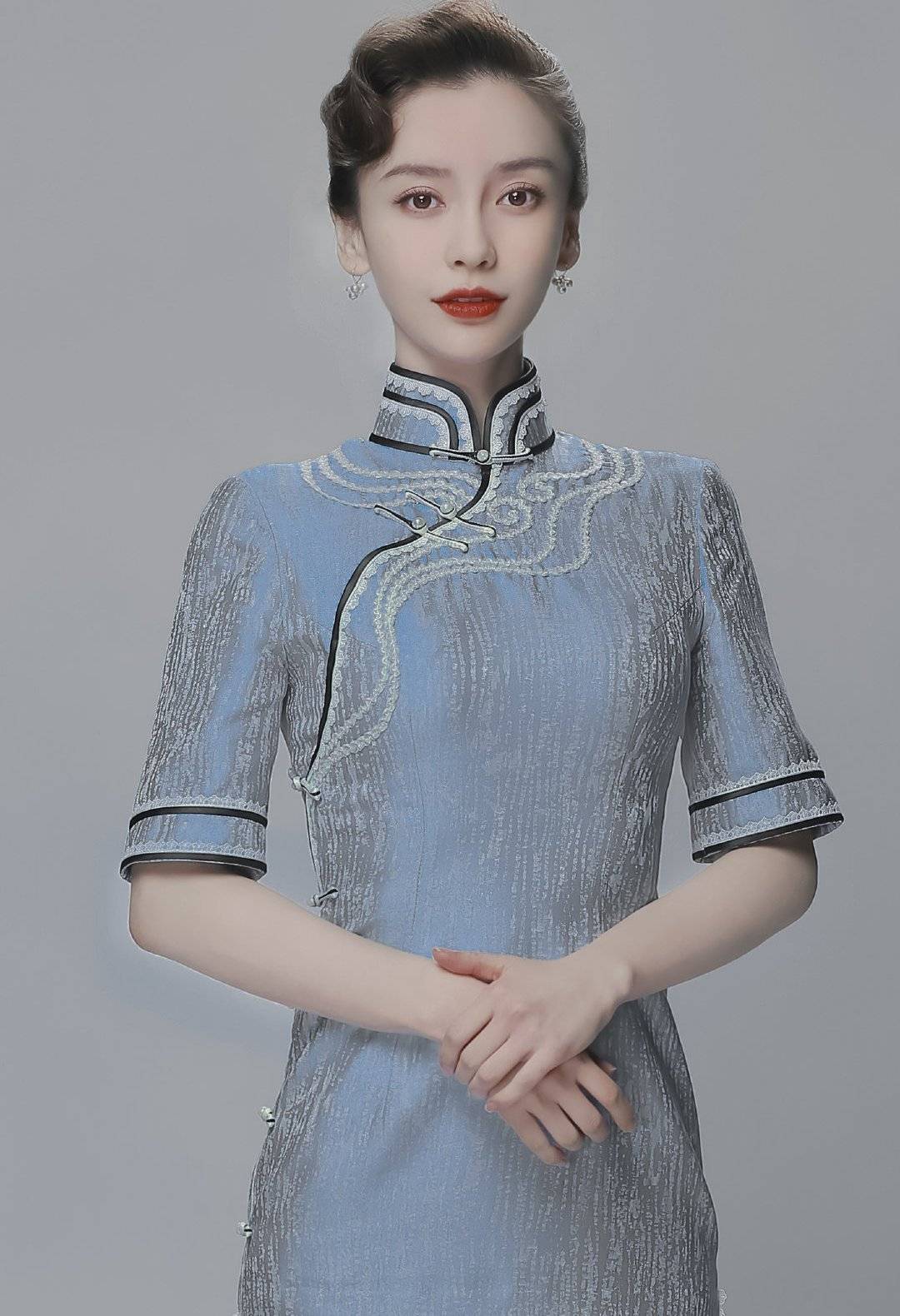 浅色妩媚动人,深色沉稳优雅,总所周知关晓彤的好身材配上旗袍两者真是