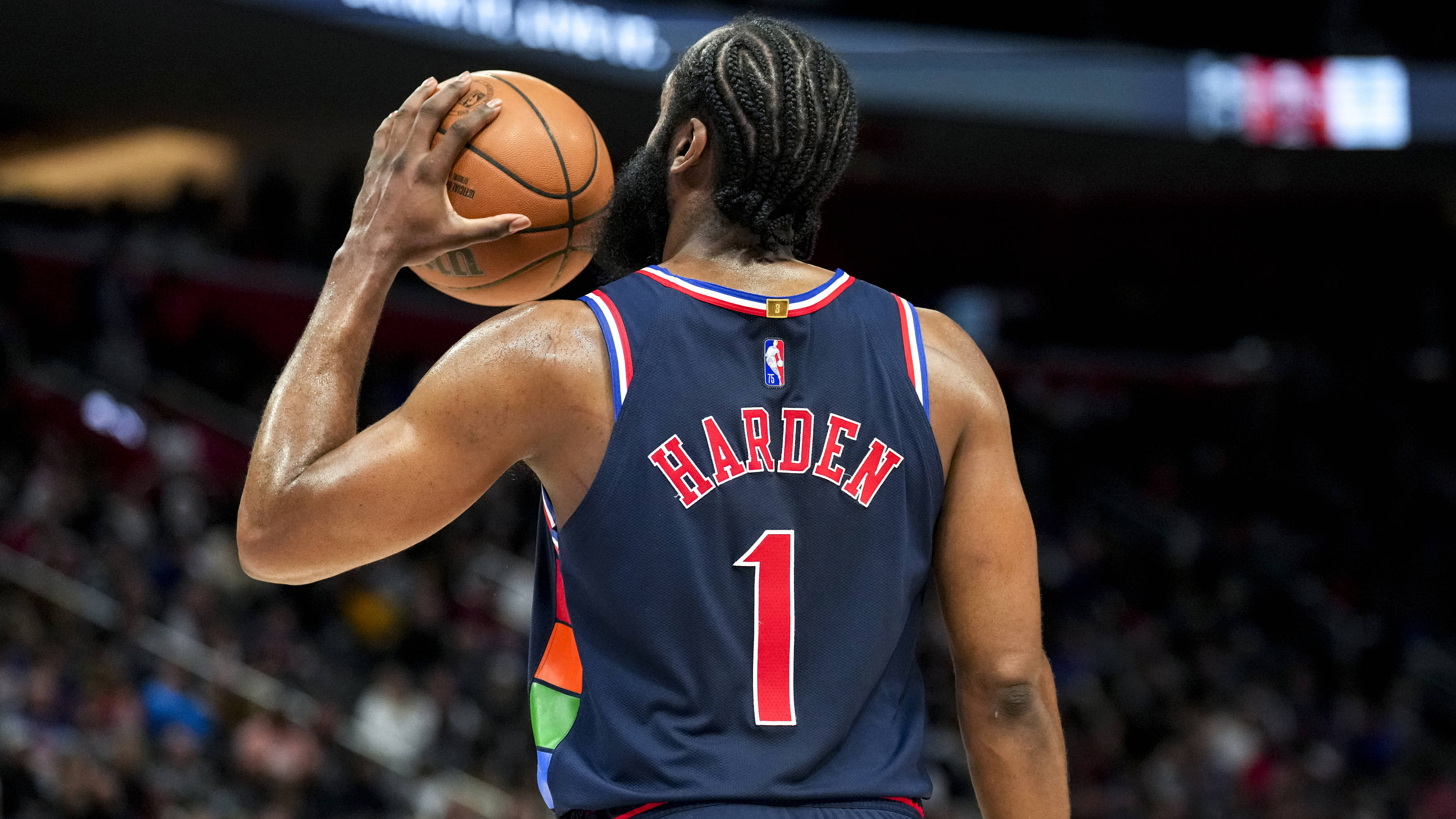 哈登现身密苏里网红健身房训练重量引热议球迷他是在热身