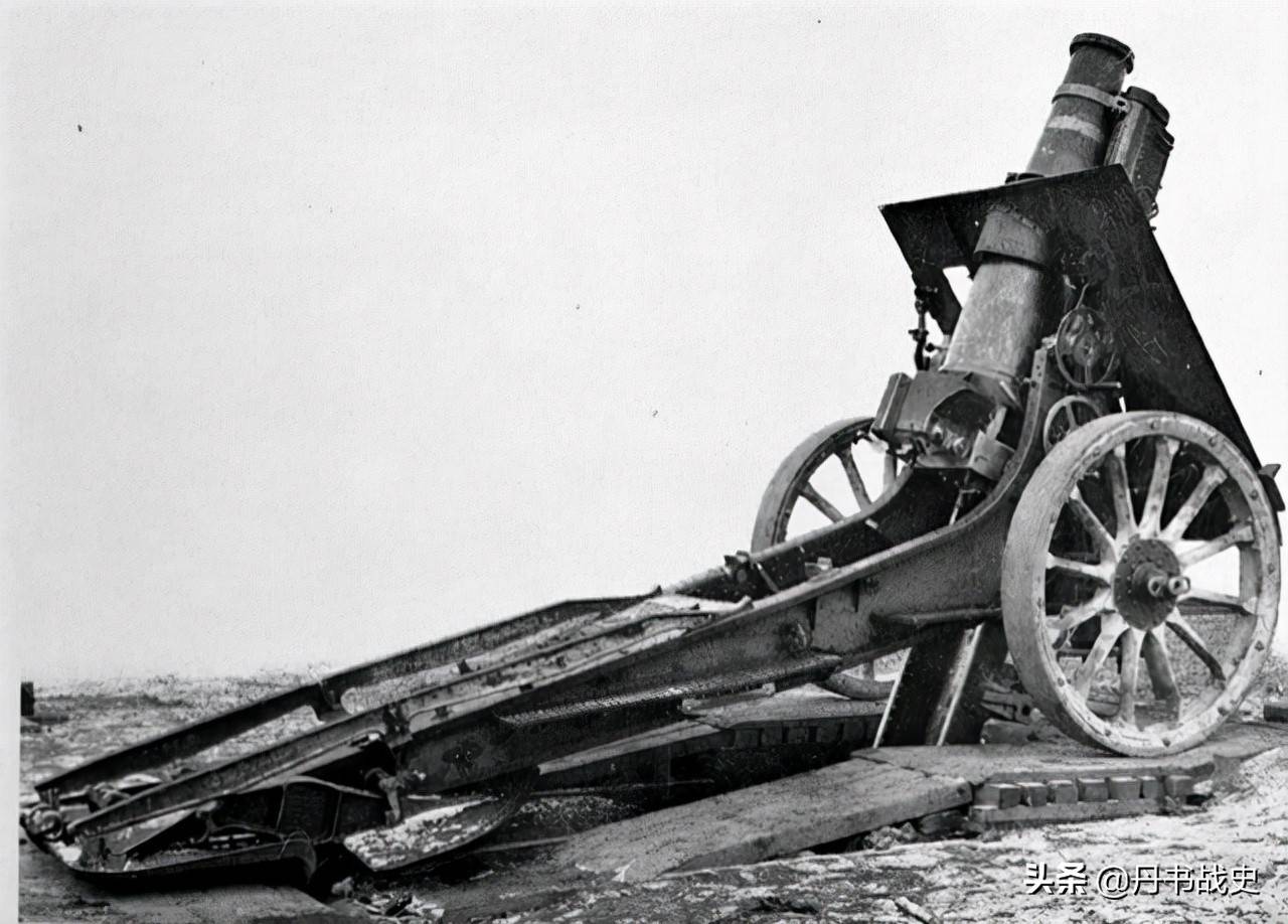 1880年开始服役的220毫米榴弹炮,它并不是牵引式火炮,反倒有点像臼炮