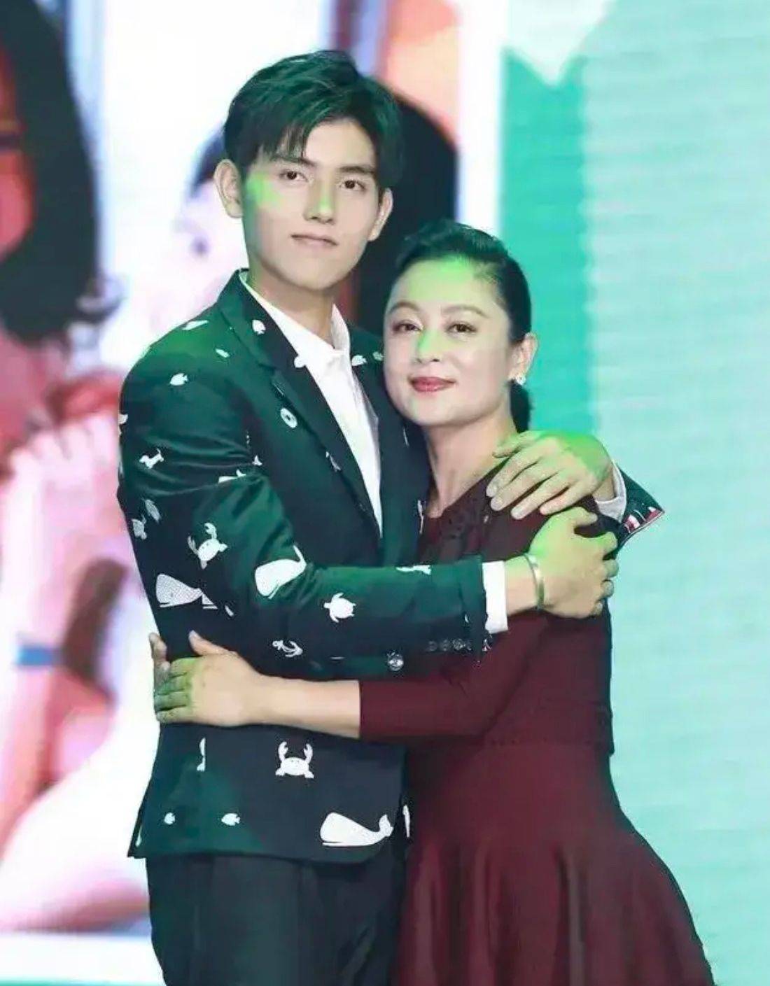 陈红和儿子一起跳舞穿连衣裙优雅美丽状态好到和儿子像姐弟