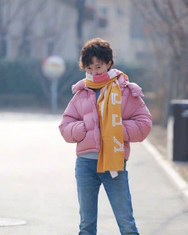 原创焦俊艳私服真好看穿粉色羽绒服甜美又可爱烫了卷发更有气质