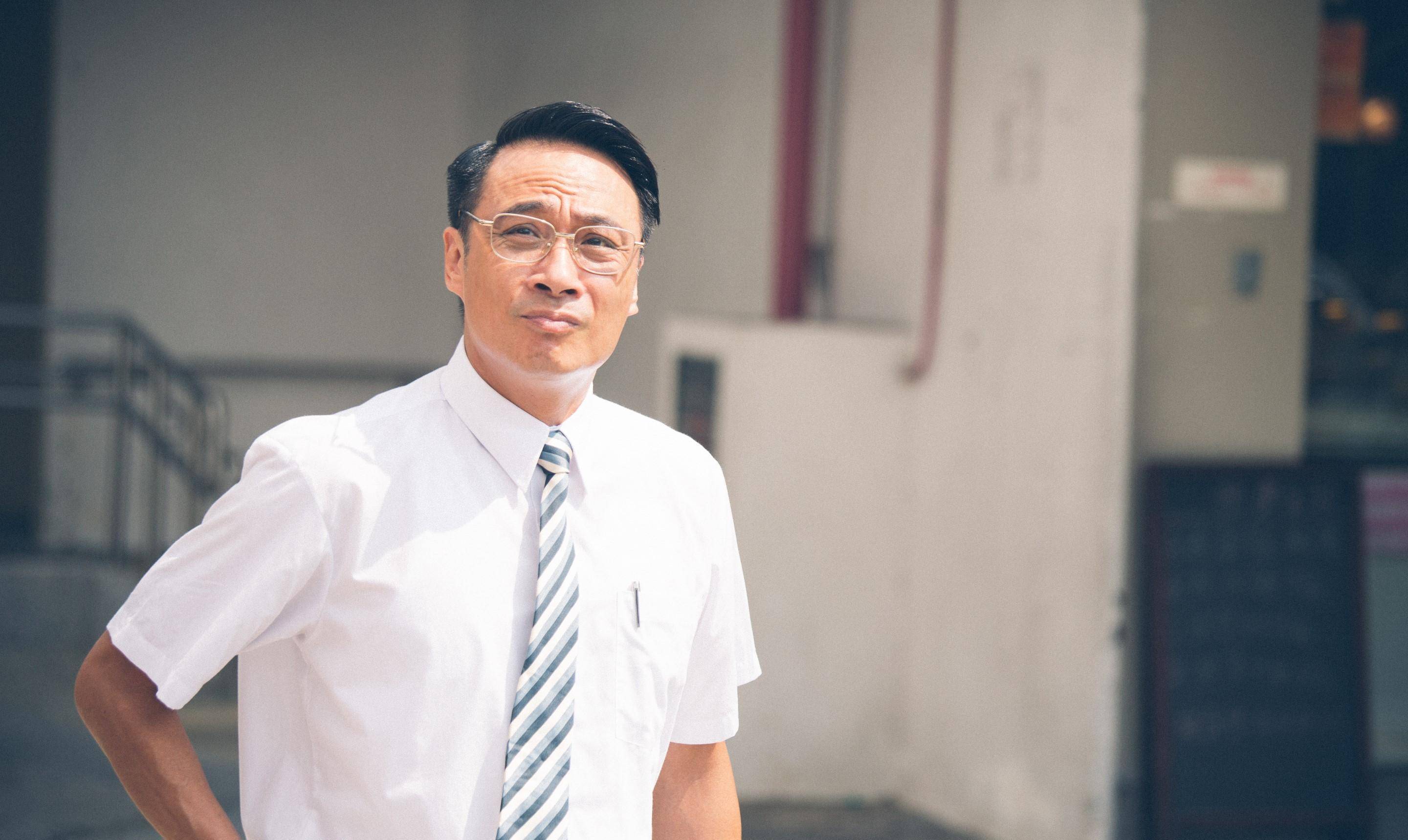 吴镇宇首次扮演校长,面对戏中扮演小学生的小演员们耐心十足.