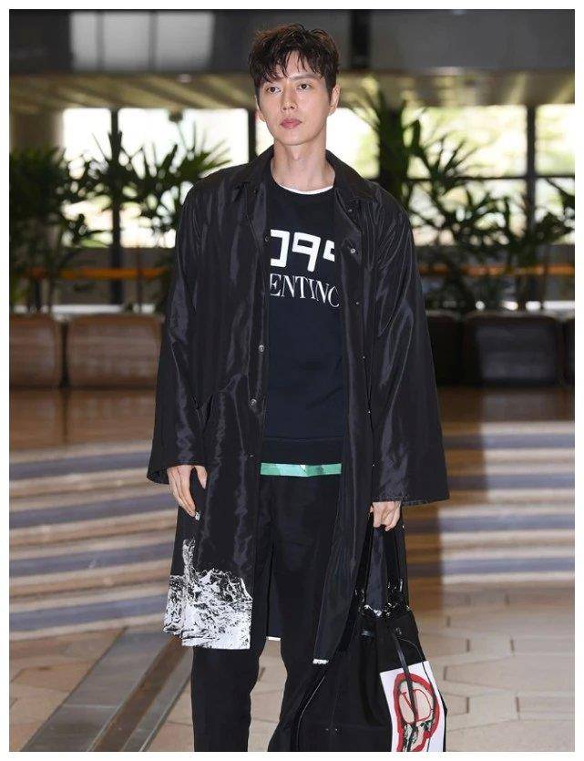 原创36岁朴海镇逆生长穿黑色外套超拉风简直就是校园里的男神