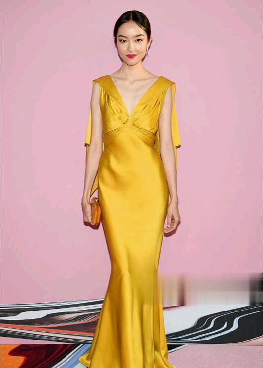 孙菲菲气质真不赖,一袭金黄缎面深v长裙亮相,腰臀比太惊艳_款式_礼服