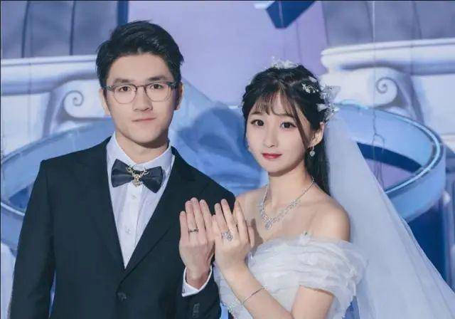 受尽了苦头,所以才有"李庄白肉",才有若风在地铁上啃面包的那张图