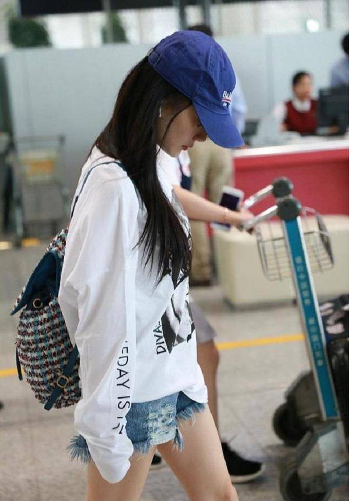 原创李小璐出街真招摇穿短裤秀出纤细长腿低着头是怕被人认出来吗