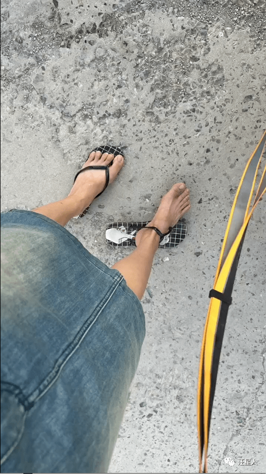 千万不要穿凉拖带大狗路过烧烤摊,否则会喜提一个老六_金毛_因为_拖鞋