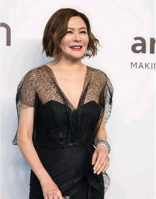 原创58岁关之琳真老了穿黑色v领连衣裙配黑色高跟鞋法令纹太真实