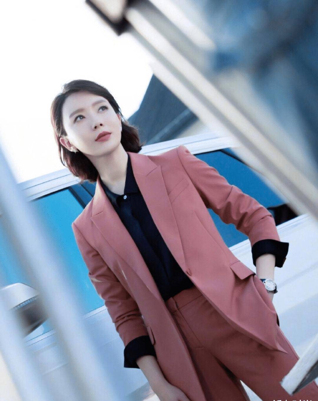 原创熊黛林模特身材真耀眼穿蓝色西装优雅高贵腿长一米八