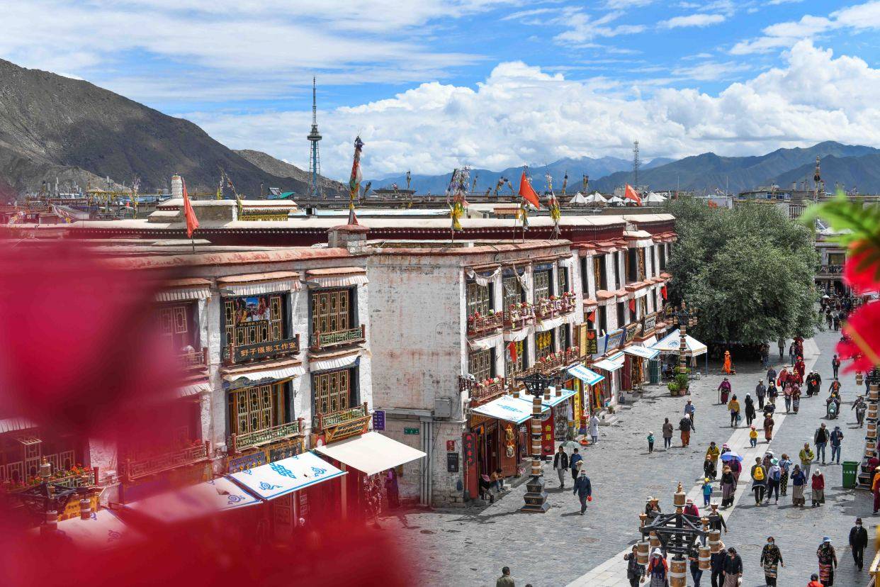 被藏族人称为“圣路”的地方，是一座古城，也是信众们的聚集之地