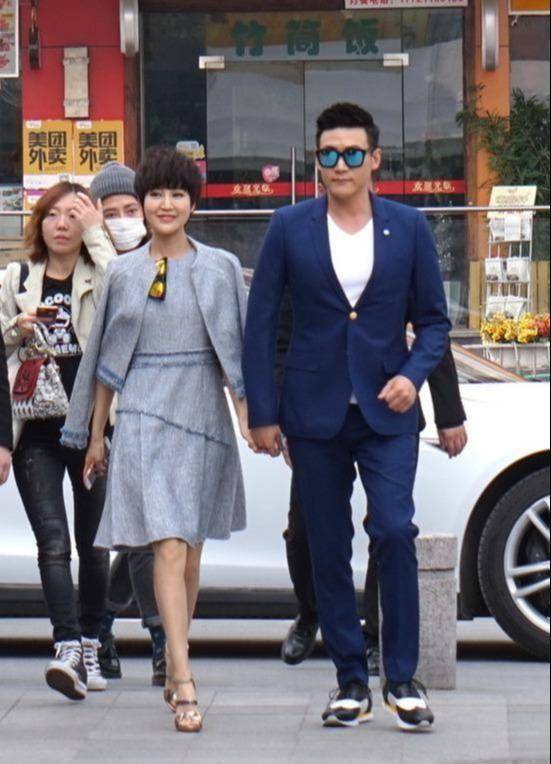 43岁鲍蕾身材真好穿黄色印花裙毫无身材可秀同框陆毅像母子