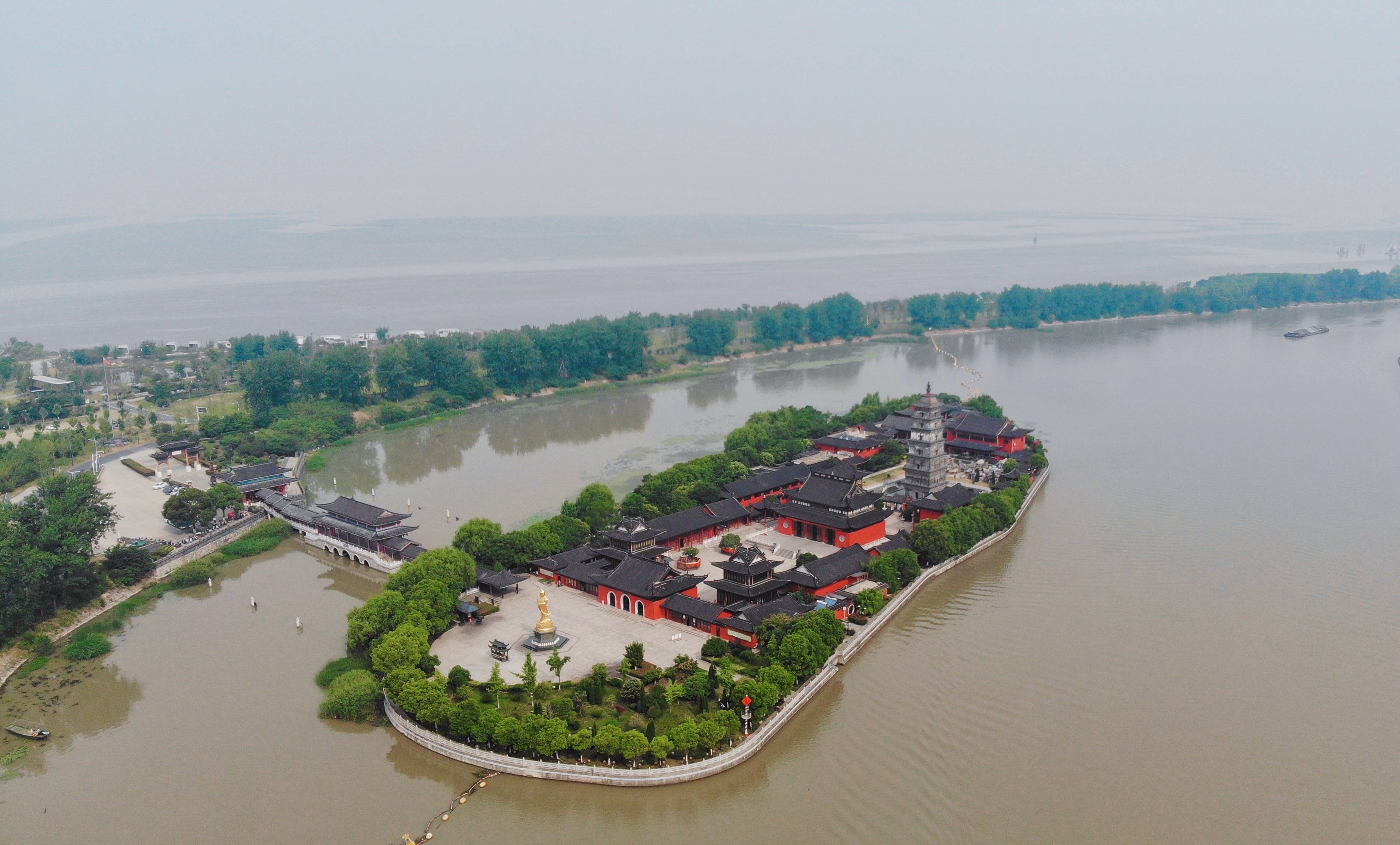 江蘇高郵鎮國寺漂浮在京杭運河的千年古寺耗重金保留的釘子戶