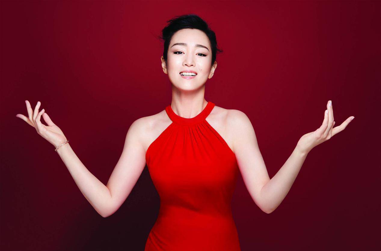 原创不涂口红也好看巩俐巴黎拍写真55岁的身材不真实