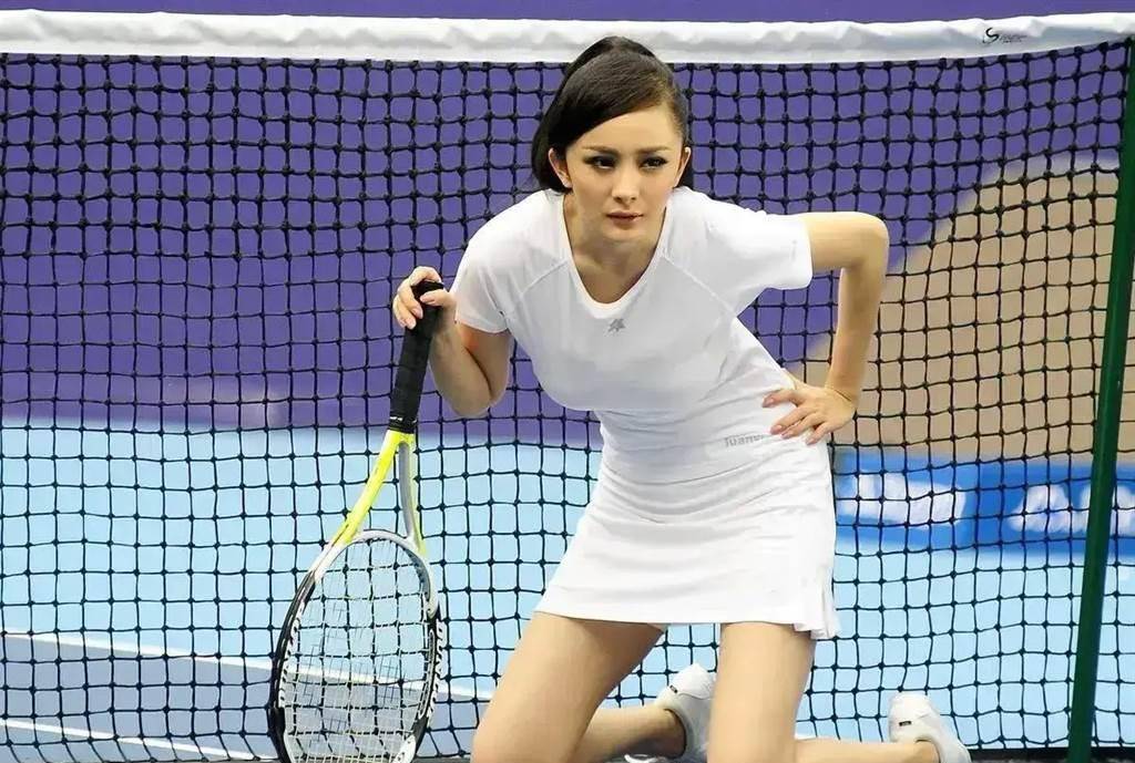 杨幂贴身白t打网球 一弯腰现性感好身材_上围_网友_穿着