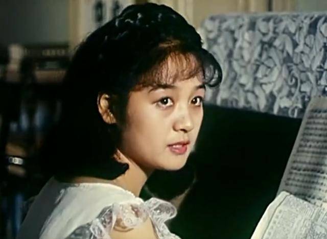 伍宇娟起步于出演女中学生,爆红于演绎裸浴女,中间隔着一场泪雨_吴宇