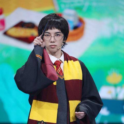 华晨宇哈利波特造型上热搜了?是怎么回事?_yucos_王牌_少年