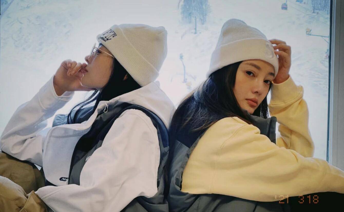 李小璐和闺蜜王若雪拍过写真,二人如双生花一样.