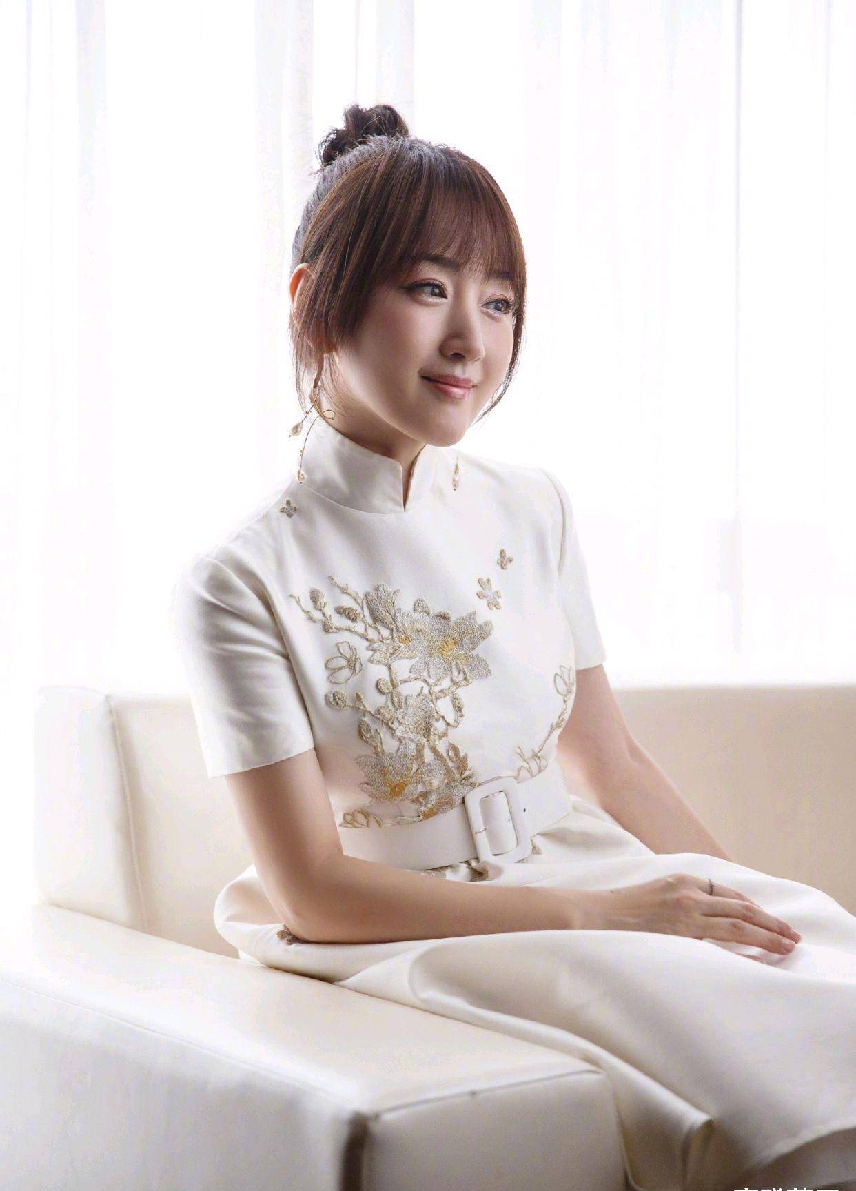 原创杨钰莹好美身穿格纹衬衫配淡绿色印花半身裙清新又柔和