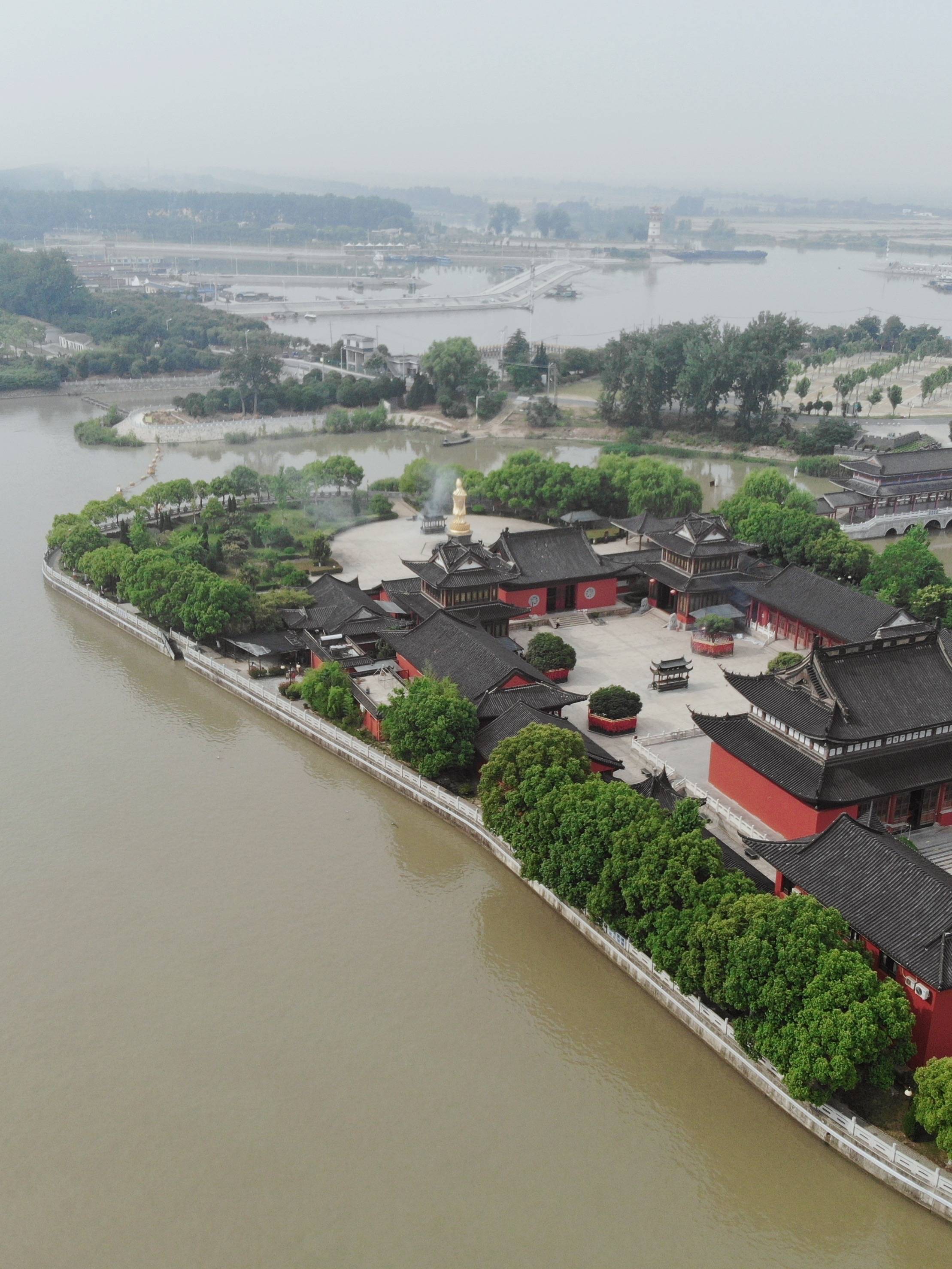 江苏高邮镇国寺，漂浮在京杭运河的千年古寺，耗重金保留的钉子户