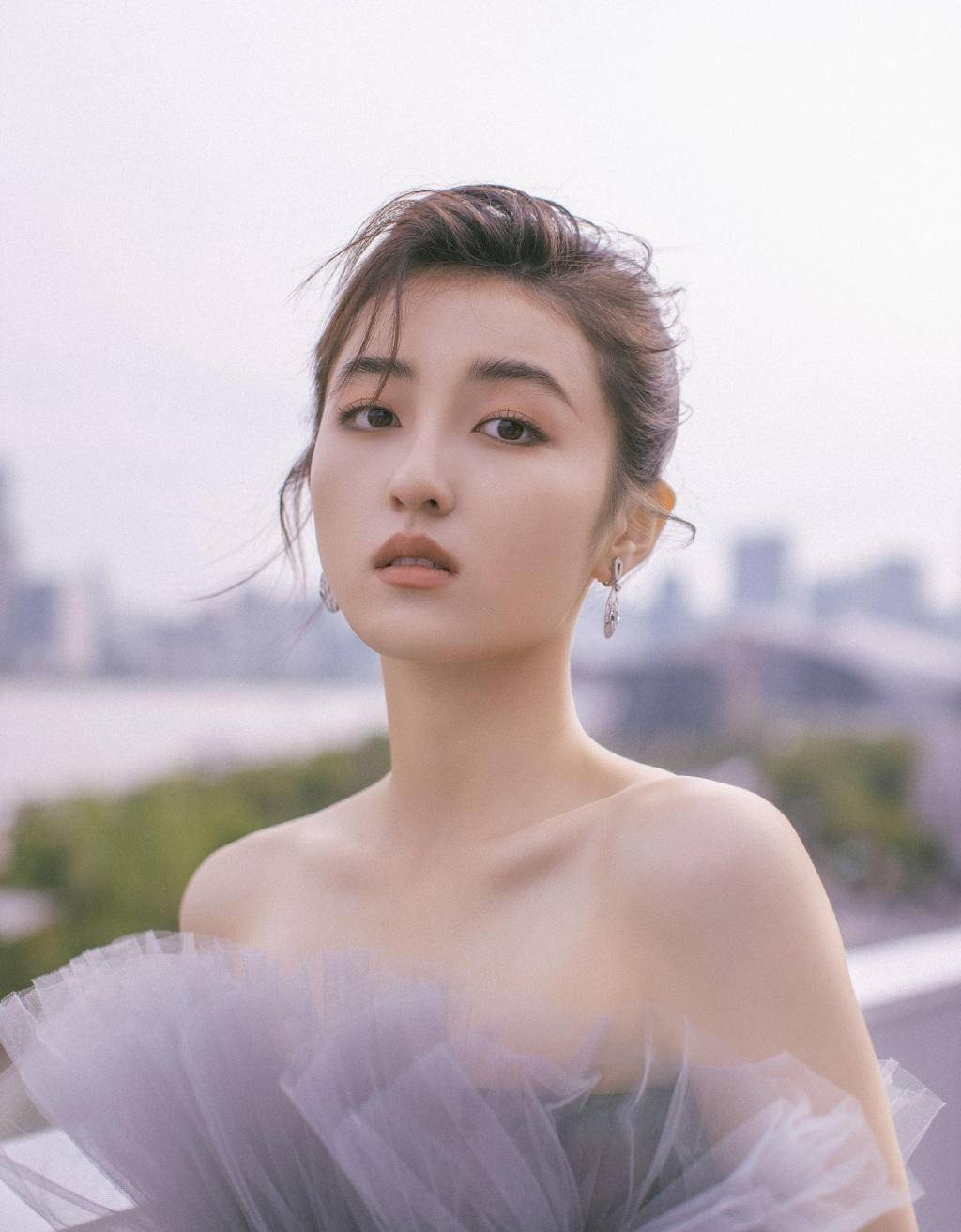 原创我被张子枫惊艳到了穿抹胸蛋糕纱裙气质优雅高级感扑面而来