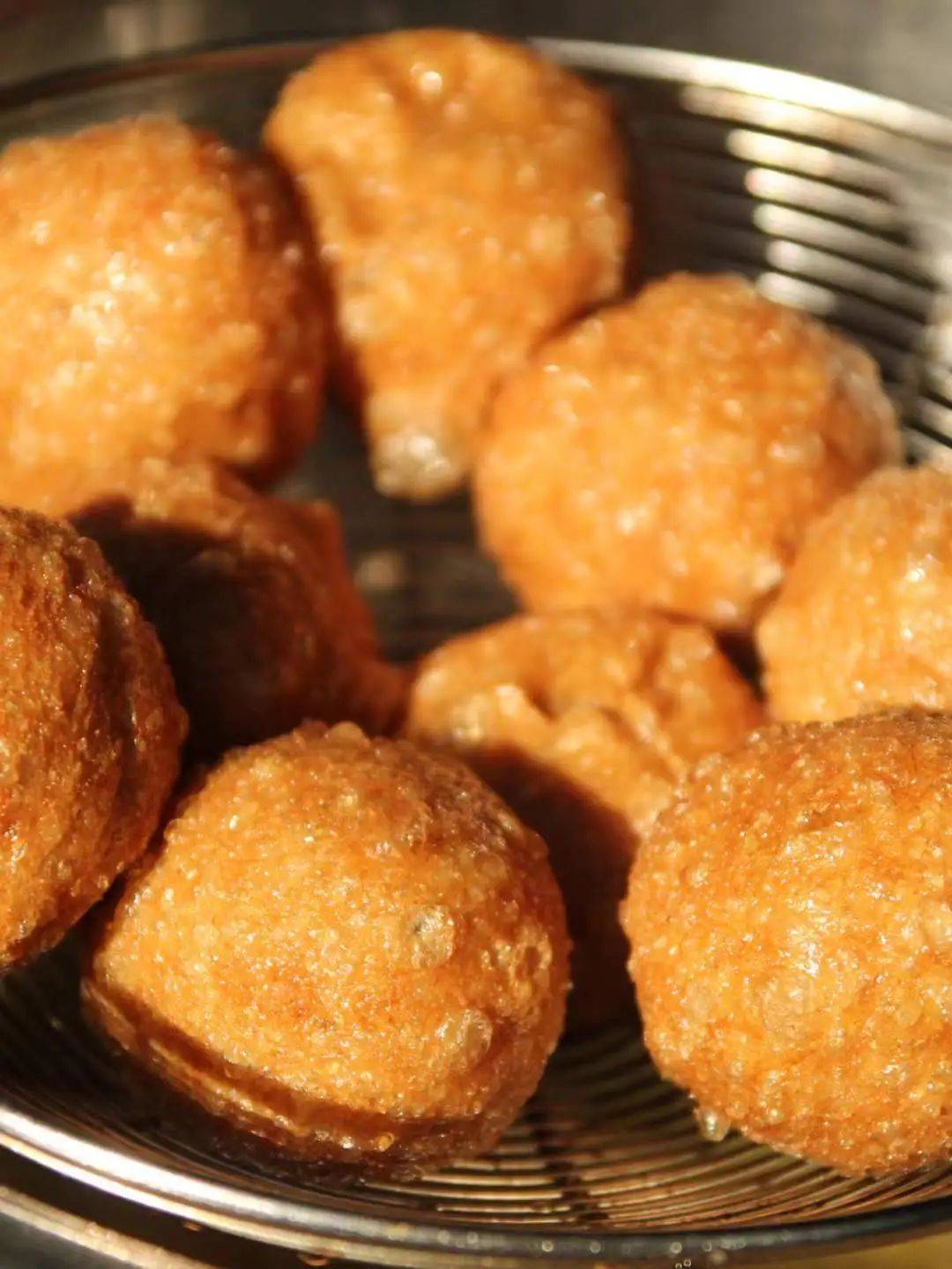 龙门人总是不厌其烦的告诉他人,这是来自千年前的小吃,是龙门古镇血脉