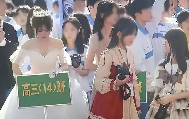 大学运动会女生精心打扮 穿短裙跳远格外引人注意 网友众说纷纭 发展 什么 青春