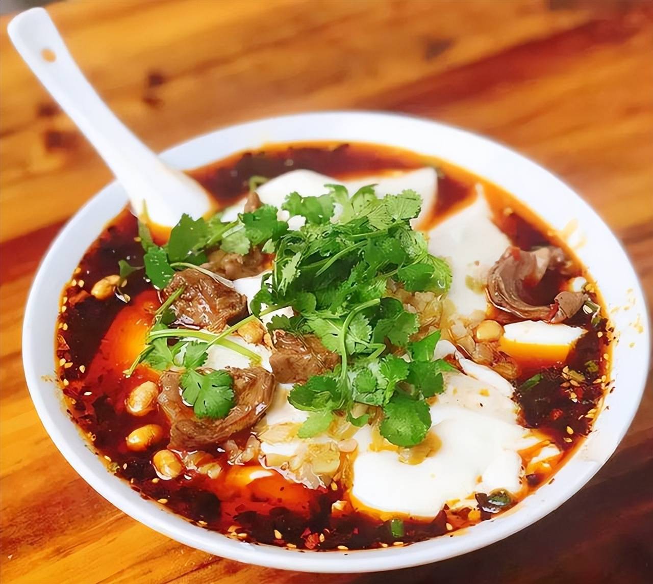 面是贵州遵义市的独创名吃,这个豆花我们开始以为就是平时吃的豆腐脑