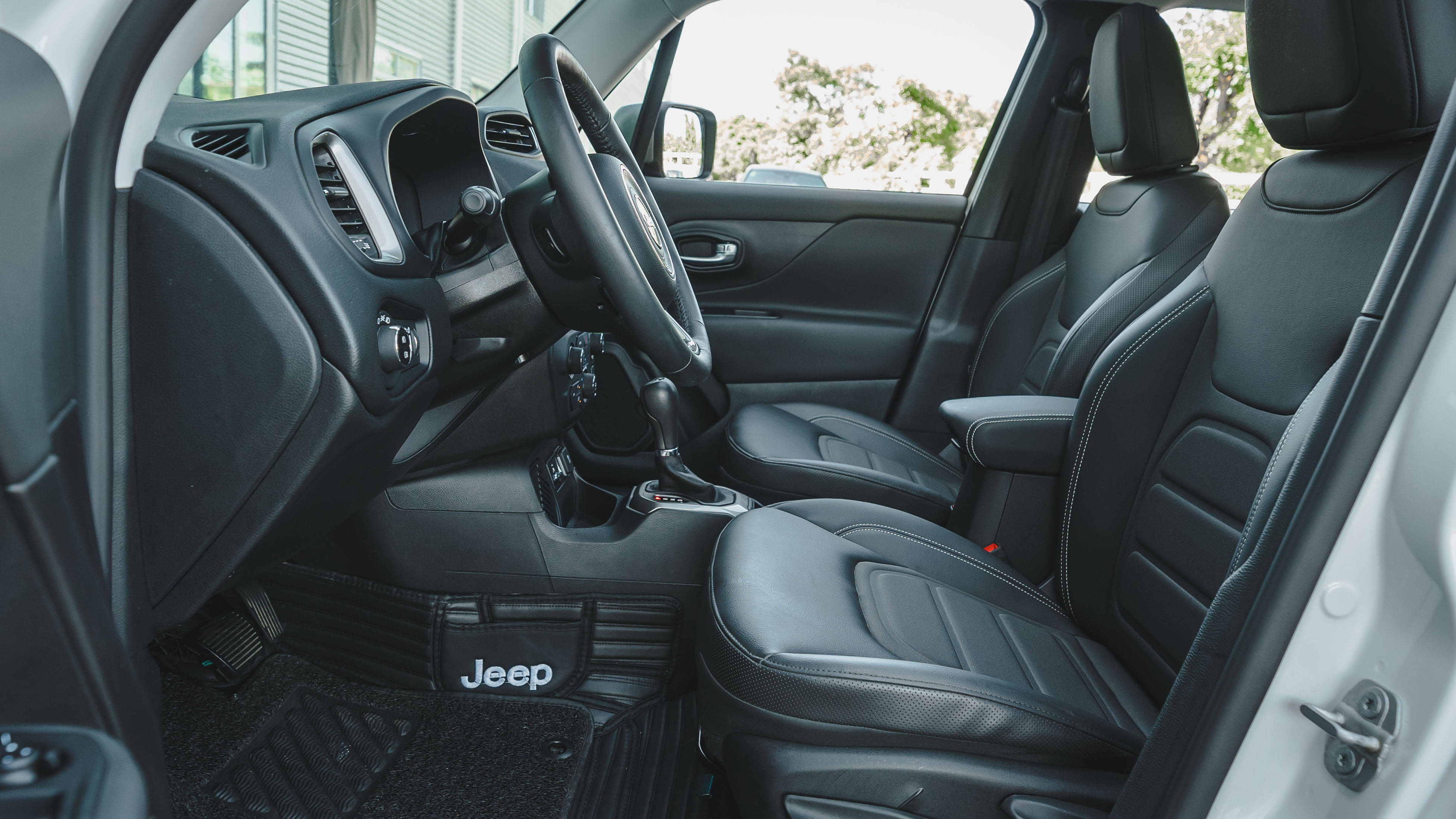 与牧马人师出同门能与吉姆尼掰手腕jeep自由侠220t自动精英版