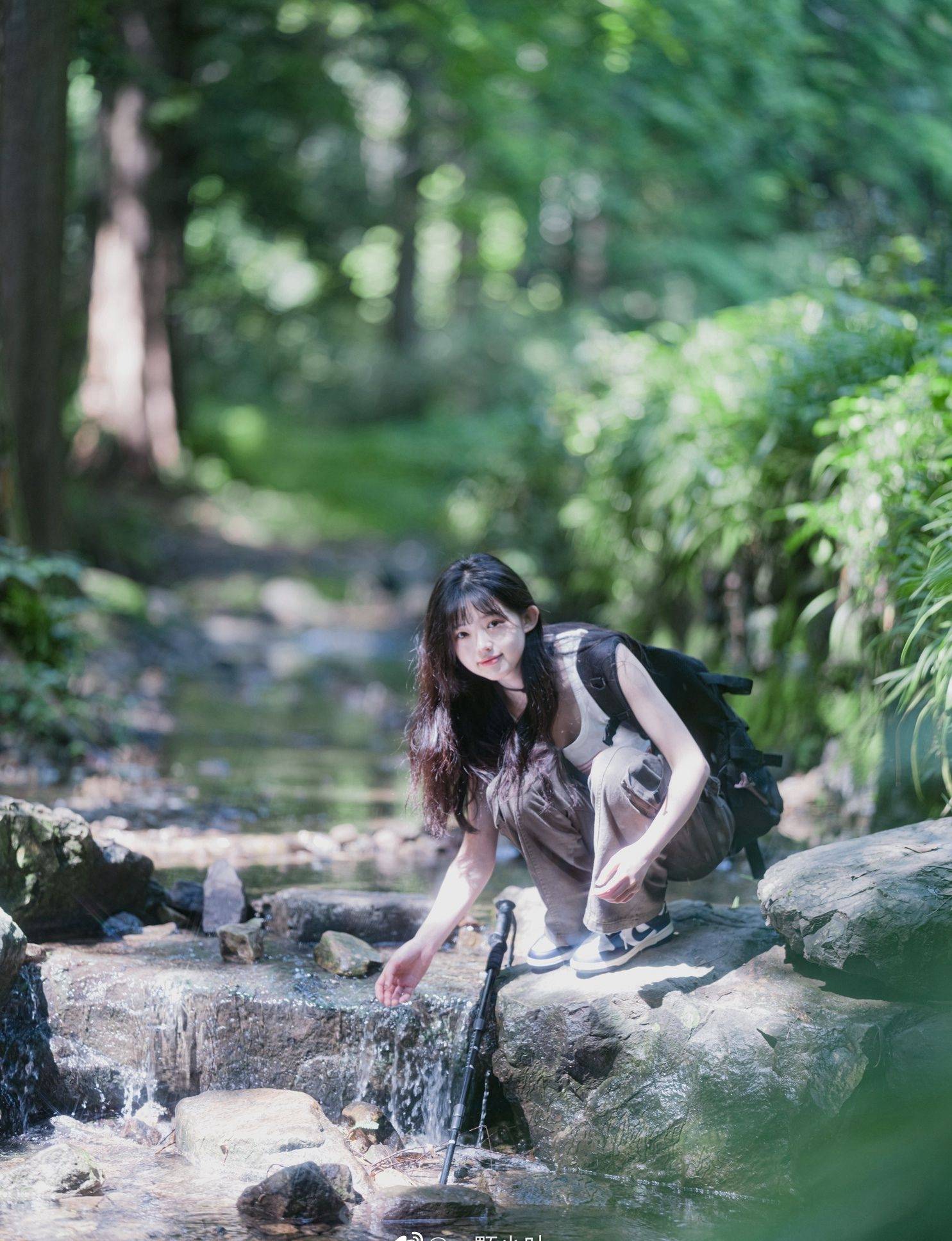 长发飘飘校花户外运动写真