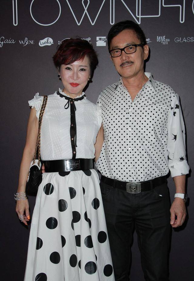 狄波拉携手老公露面,穿波点裙踩绿鞋十分娇俏,68岁还爱扮嫩_的设计