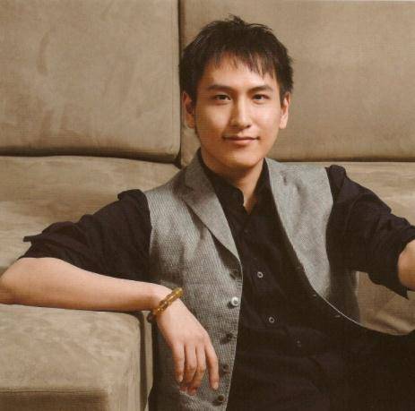 18岁当汤臣总裁:身价千亿颜值爆表,和王思聪有"天壤之别"_汤珈铖_徐枫