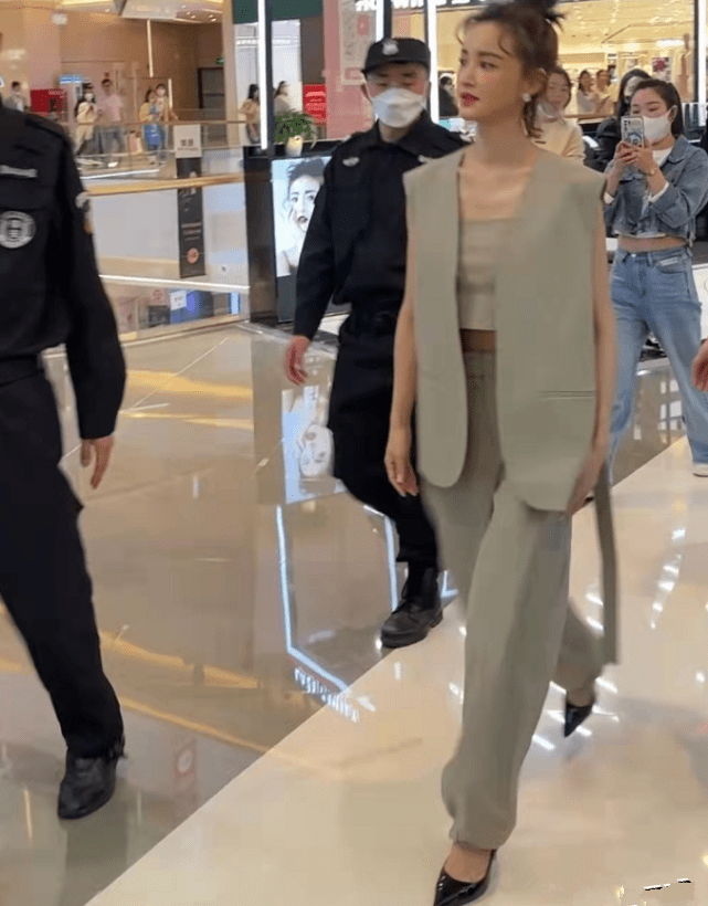 原创张歆艺接长发像极了姚笛，还是短发更有气质，强凹女团范翻车了！