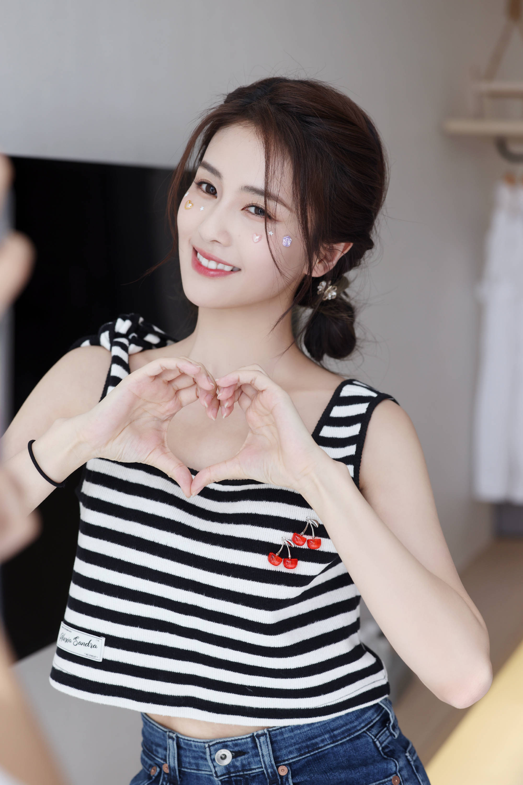 白鹿的解释white deer 白色的鹿传说仙人,隐士多骑白鹿 且放白鹿青崖