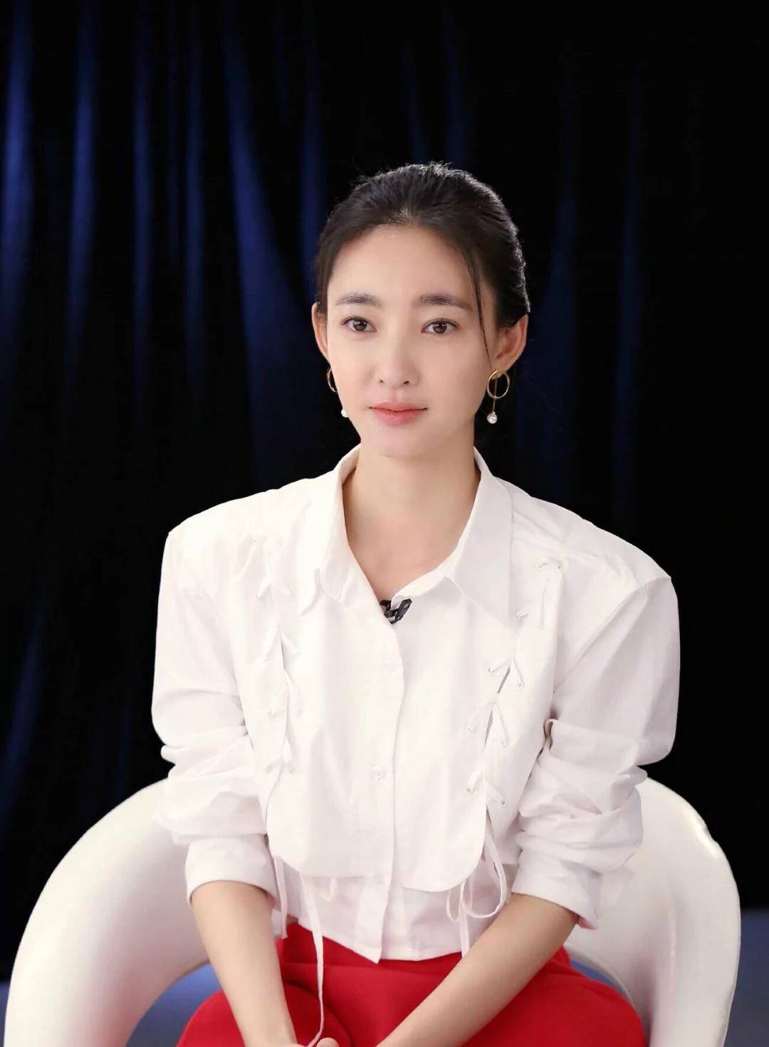 如果单纯长相来看,王丽坤的长相确实有一些偏复古,是非常典型的东方