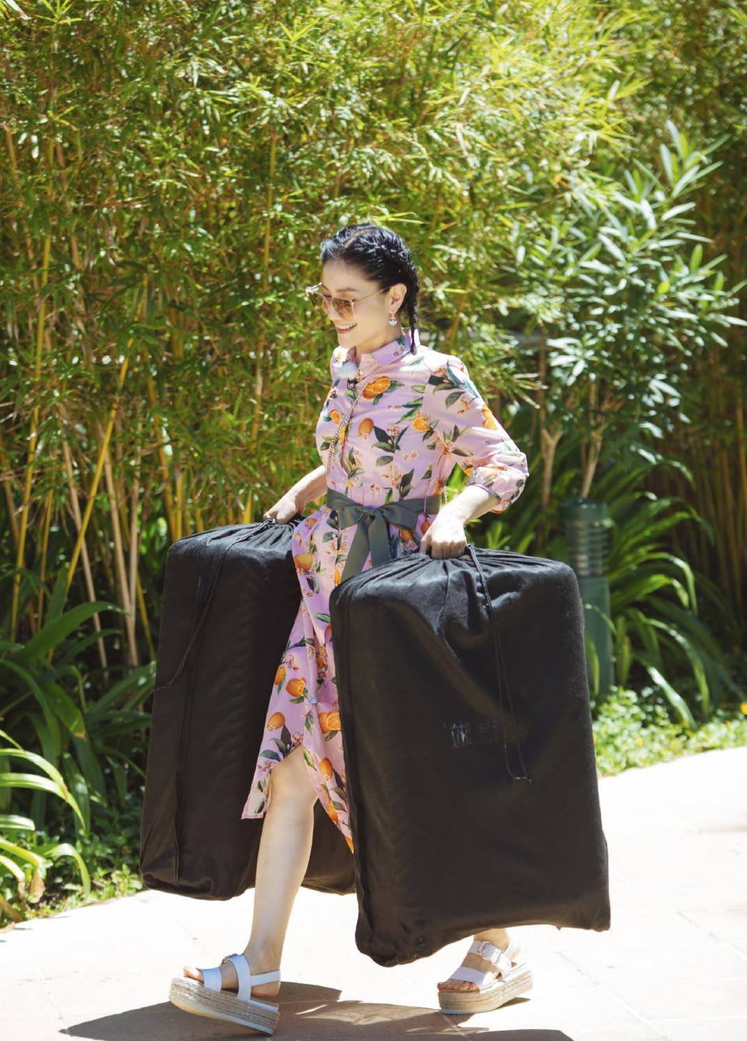 45岁胡可真美,白t恤配豆绿背带裙,清新甜美很减龄,一点都没老_沙溢