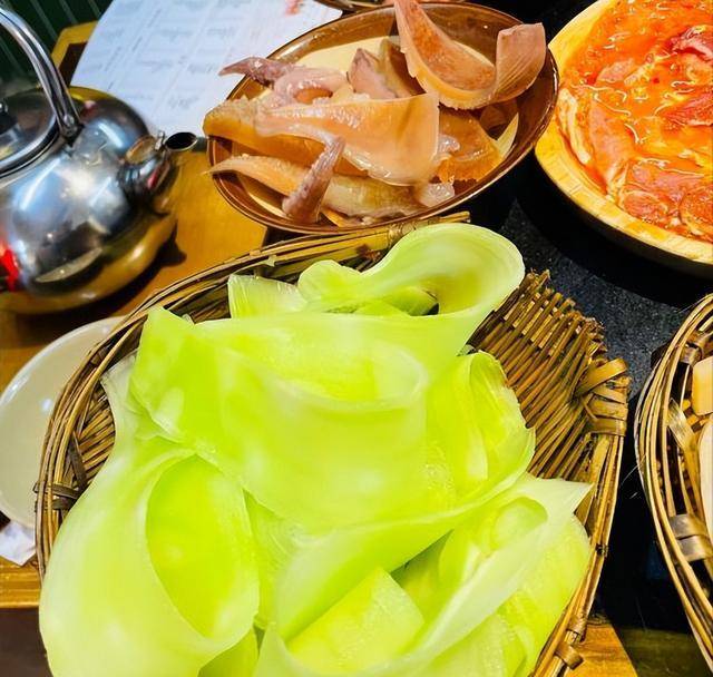 而清爽,服务员也是一些年轻人动作快而且很热情,让杨朵儿觉得宾至如归