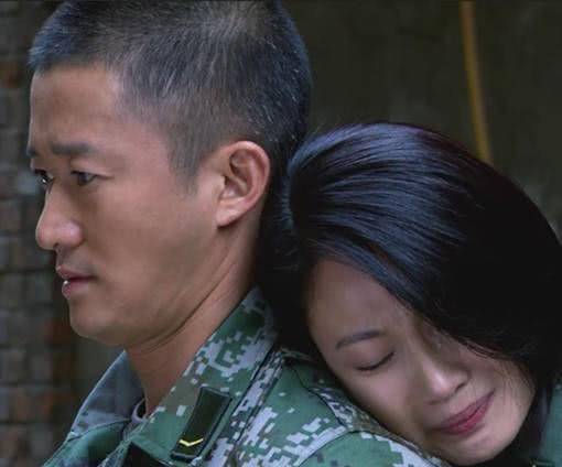 她曾被吴京带火,脱下军装的她美到惊艳,终于明白谢楠的担心_侯梦莎