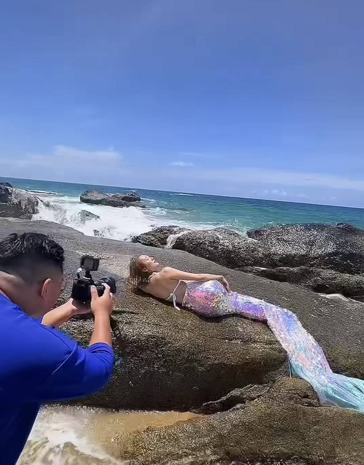 陈浩民娇妻海边扮美人鱼!泳装造型吸睛,撩头发一刻尽显媚态