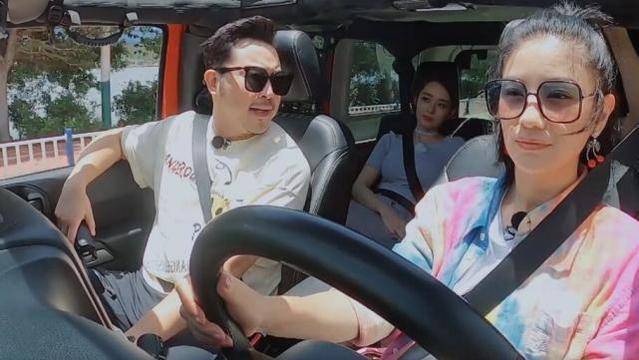 沙溢坐在副驾座上还是一脸担忧的模样,不过胡可开车也是有原因的,因为