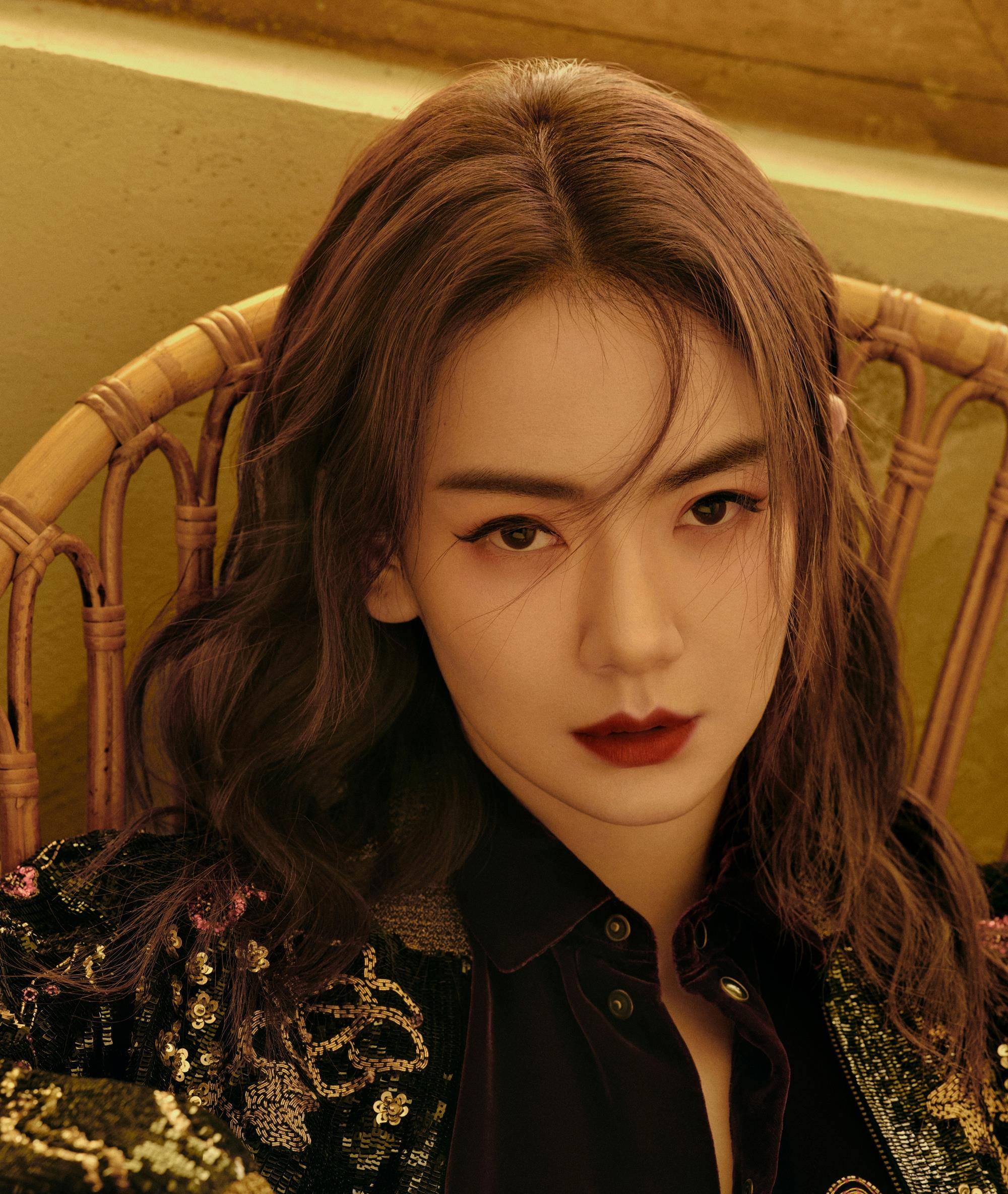 36岁戚薇丝毫不见老,穿黑色紧身裙秀魔鬼身材,真冻龄女神_大片_look