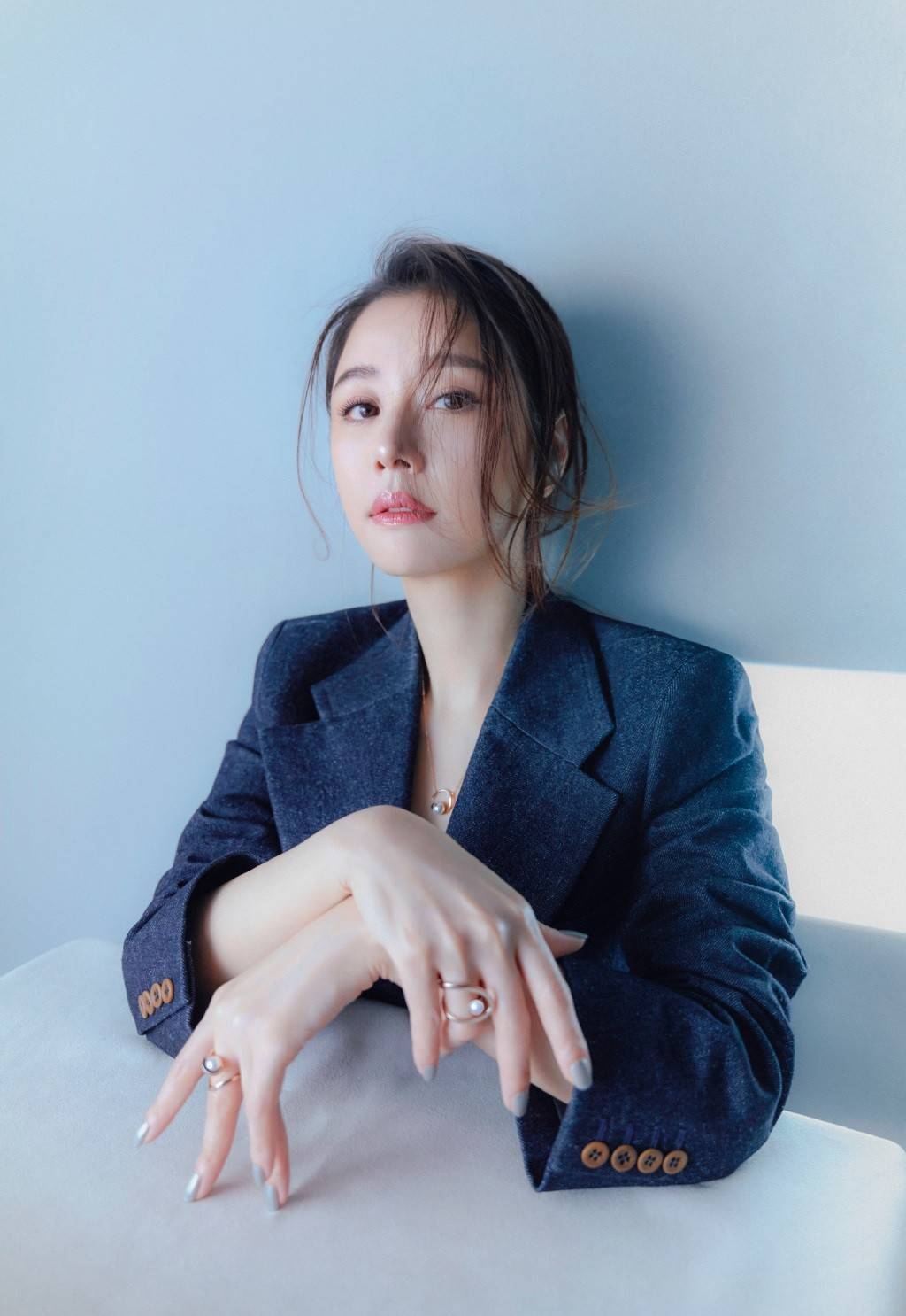 林心如现在很喜欢西装,就连这次拍摄也不例外.