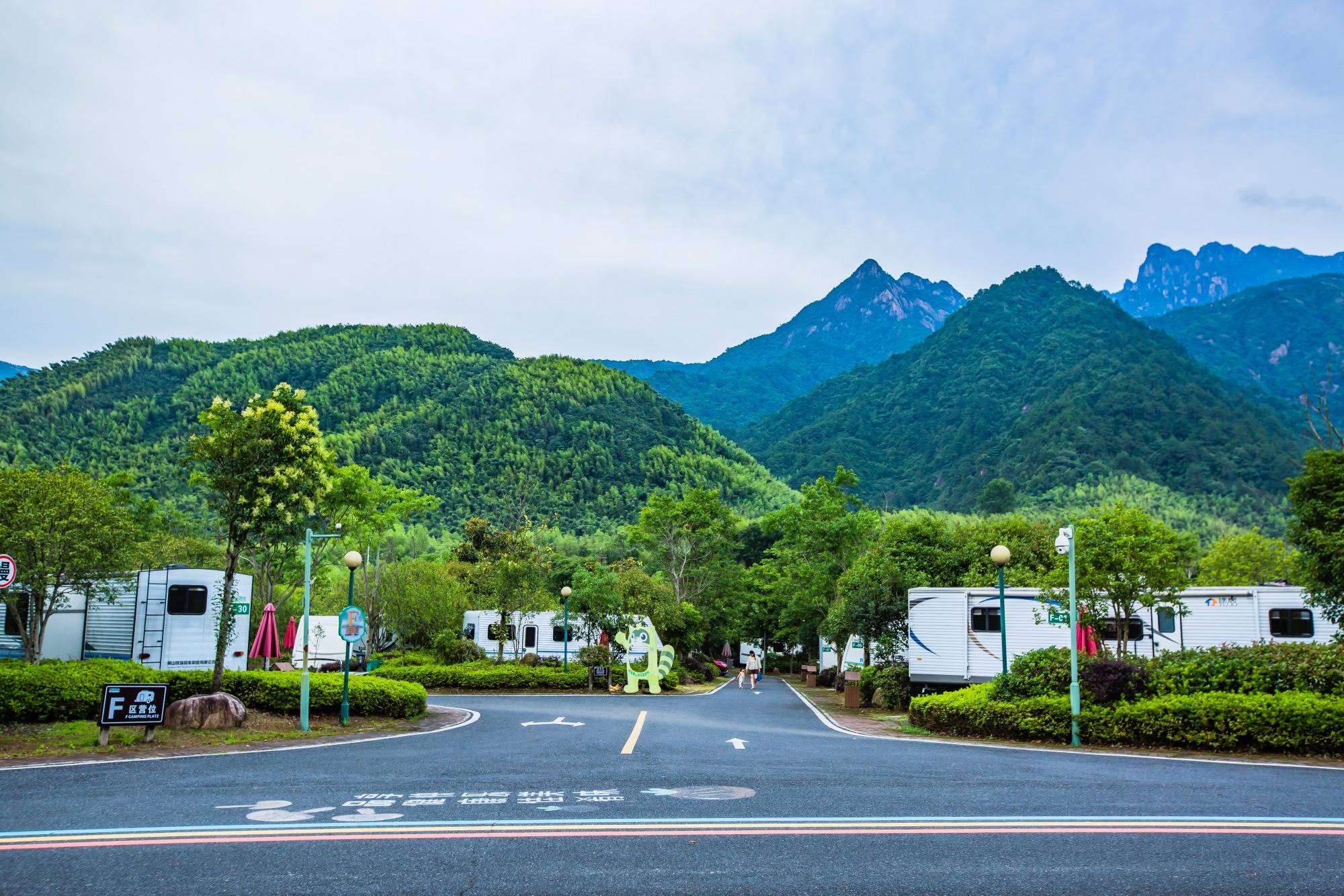 打卡黄山途居自驾营地，与大自然亲密接触，这里深受自驾人喜爱