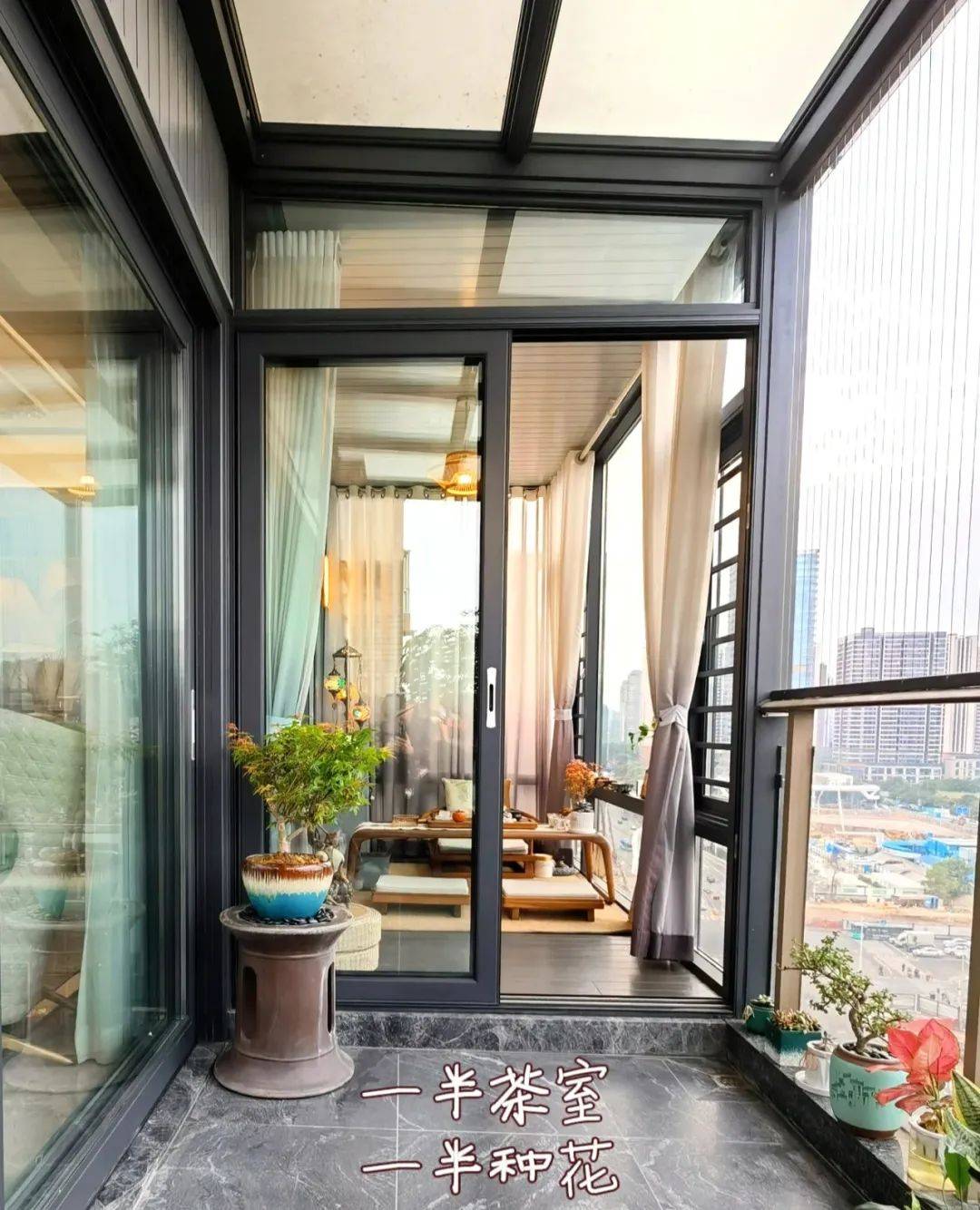 聪明装法,阳台封一半留一半,又是洗衣房又是小花园,也不算违建_装修