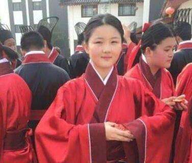 孙楠带女儿看话剧,22岁买宝瑶模样大变