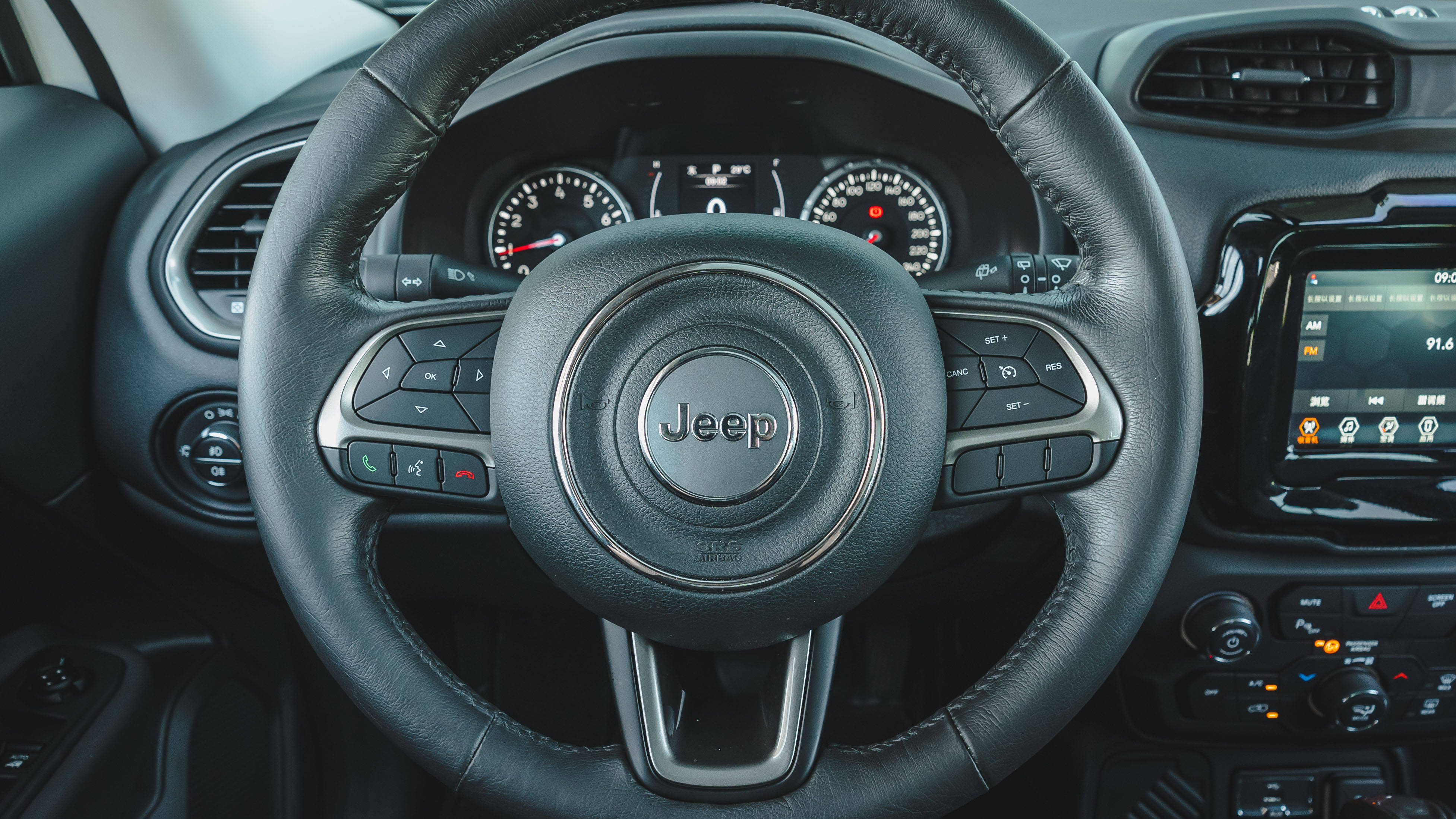 内饰简洁实用,各功能区域布局分明,多功能按键的真皮方向盘,手感比较